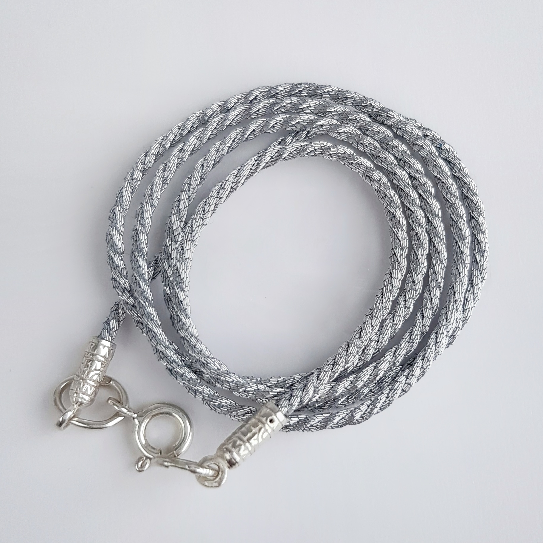 Шнурок на шею серебристый