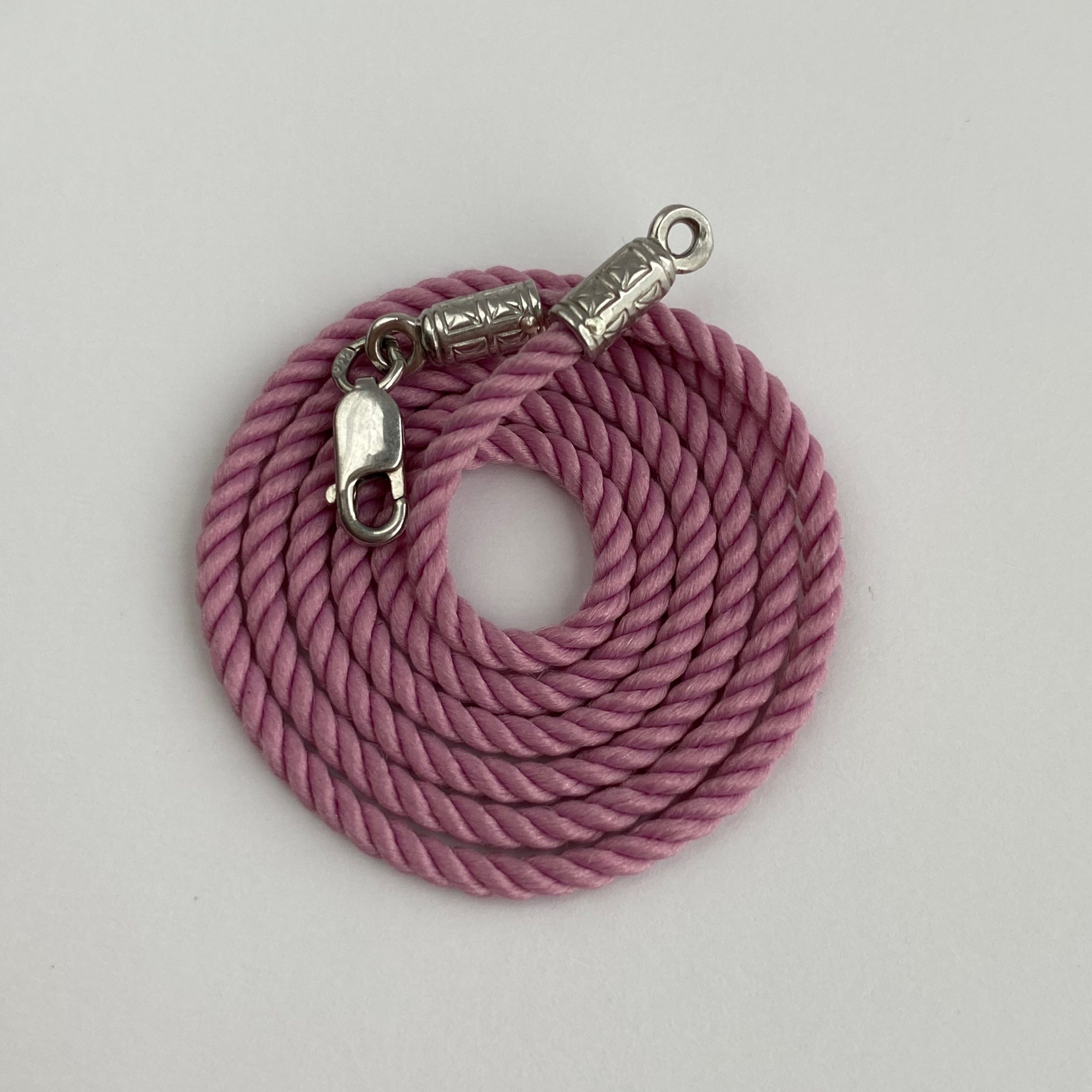 Шнурок на шею для детей и взрослых серебро/родий фуксия