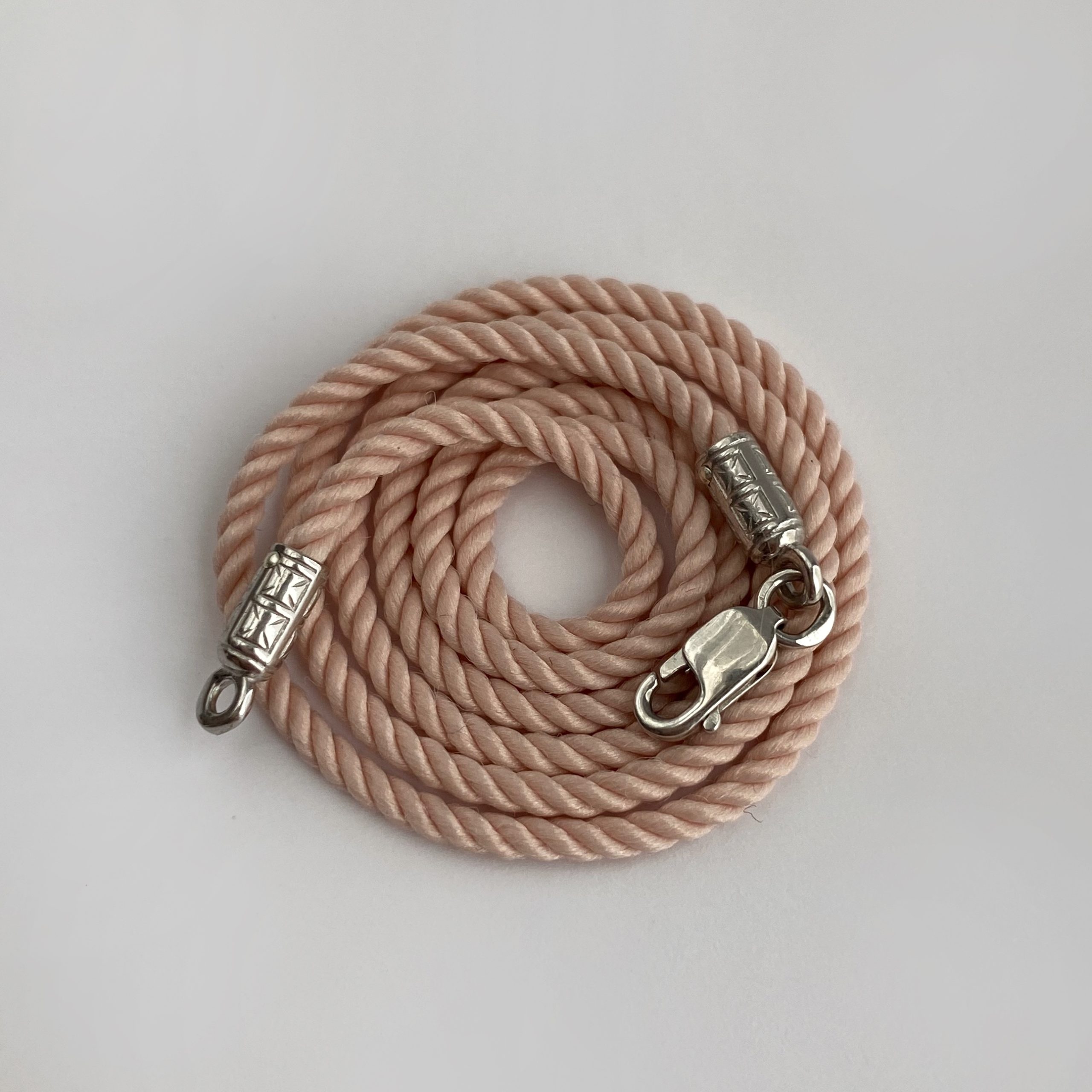 Шнурок на шею для детей и взрослых серебро/родий телесный