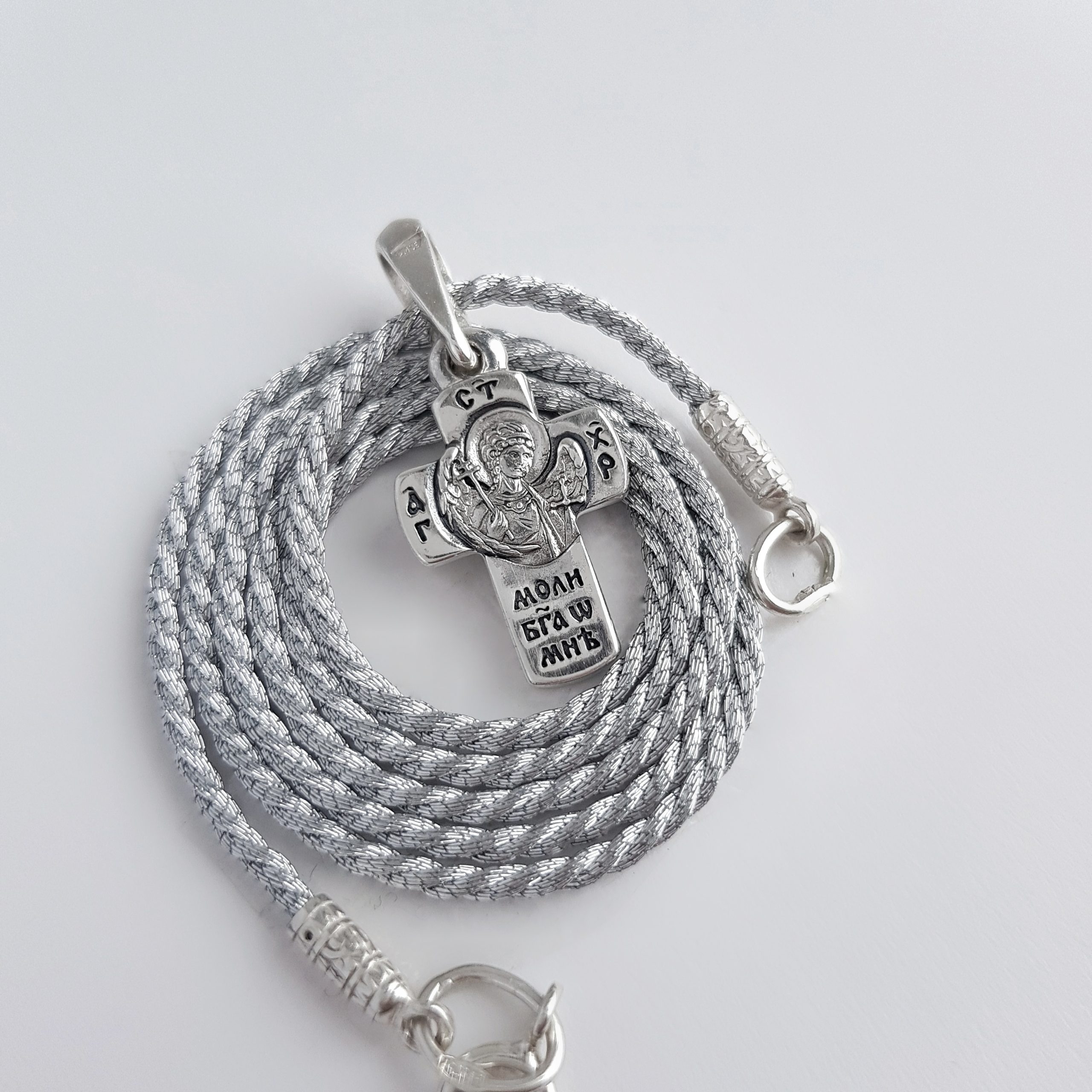 Шнурок на шею серебристый