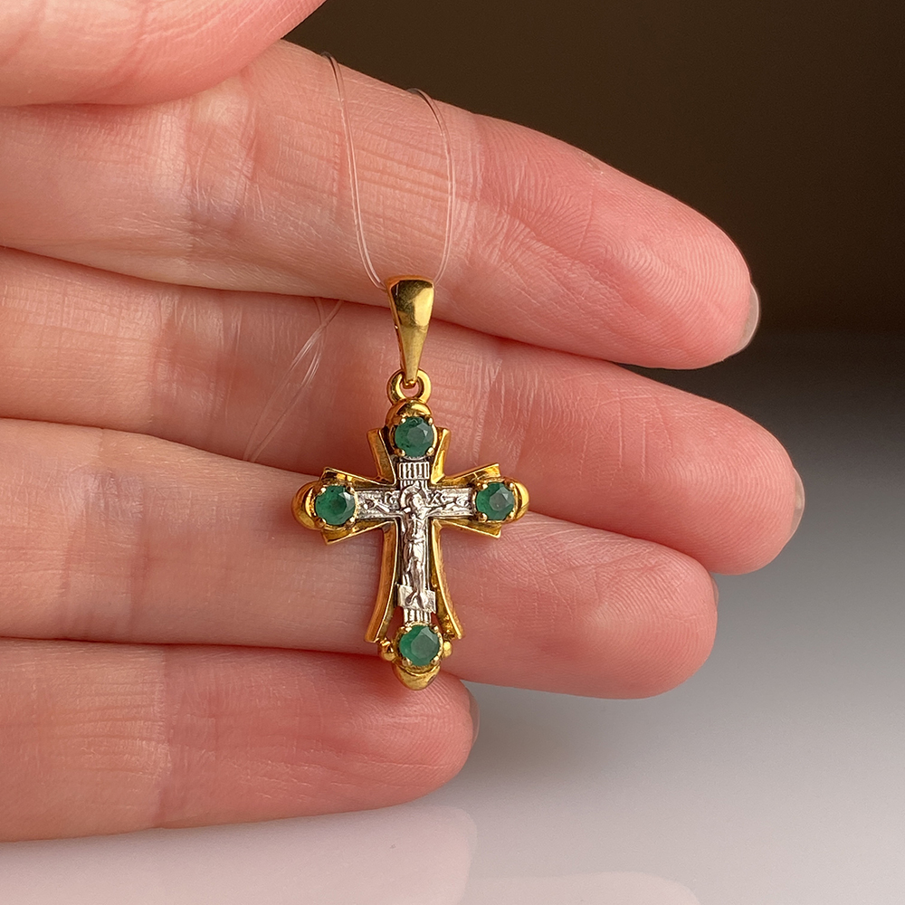 Нательный крест с природным изумрудом 111из