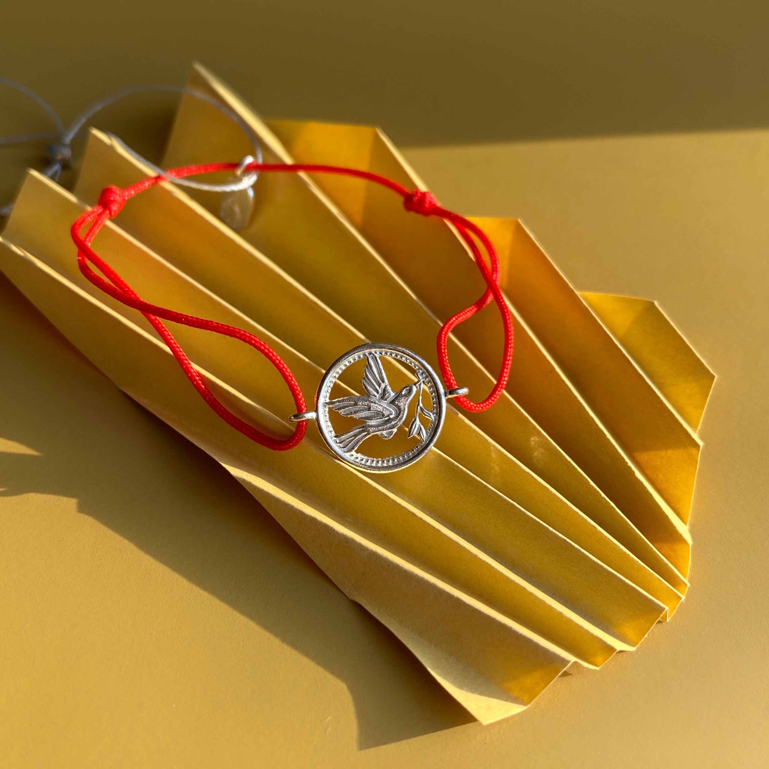 Браслет красная нить «Голубь с веточкой в клюве» серебро