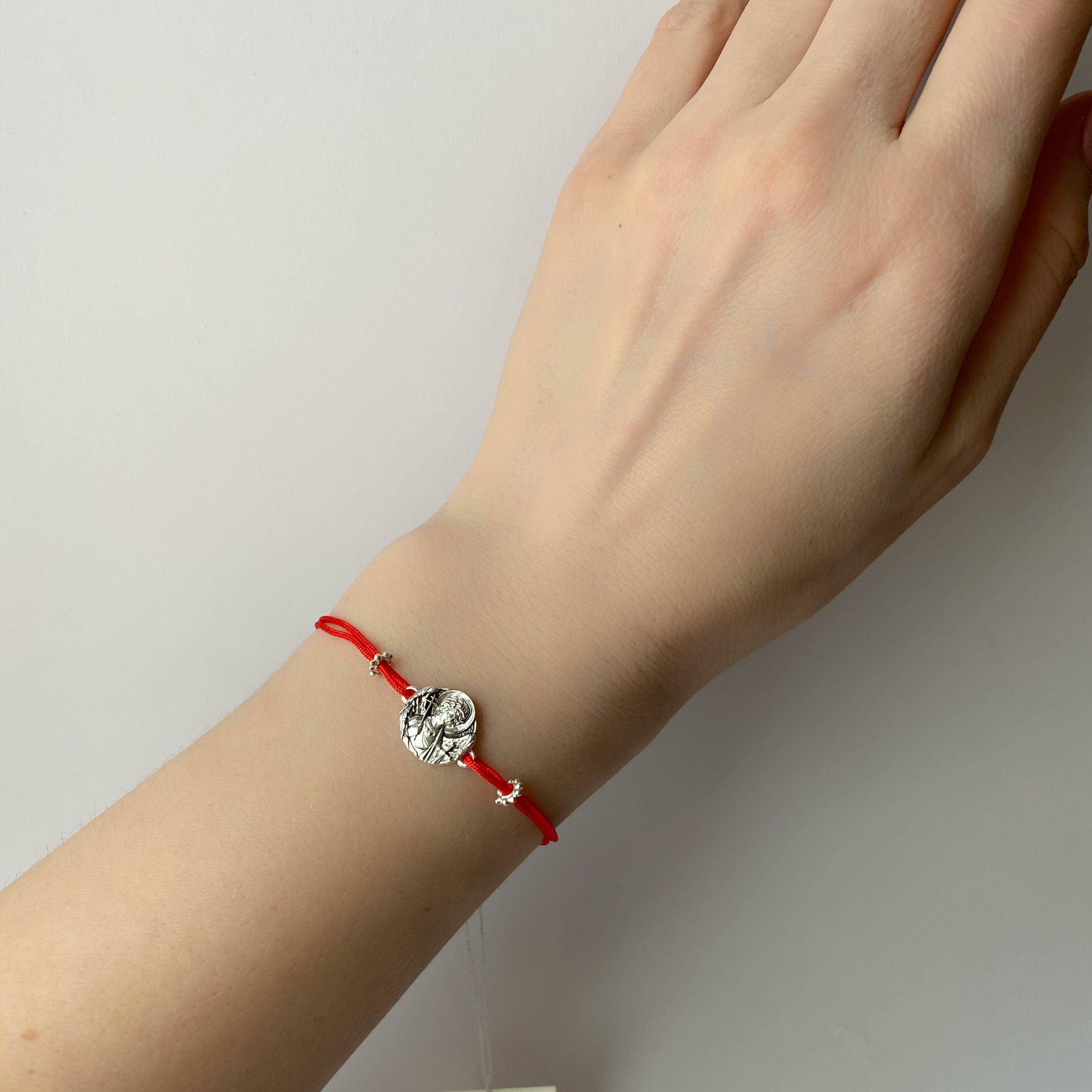 Браслет красная нить «Ангел» серебро