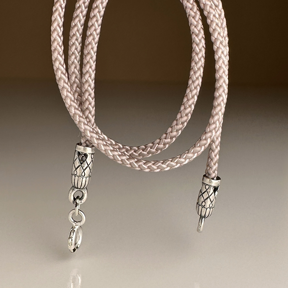 Шнурок на шею светло-фиолетовый серебро