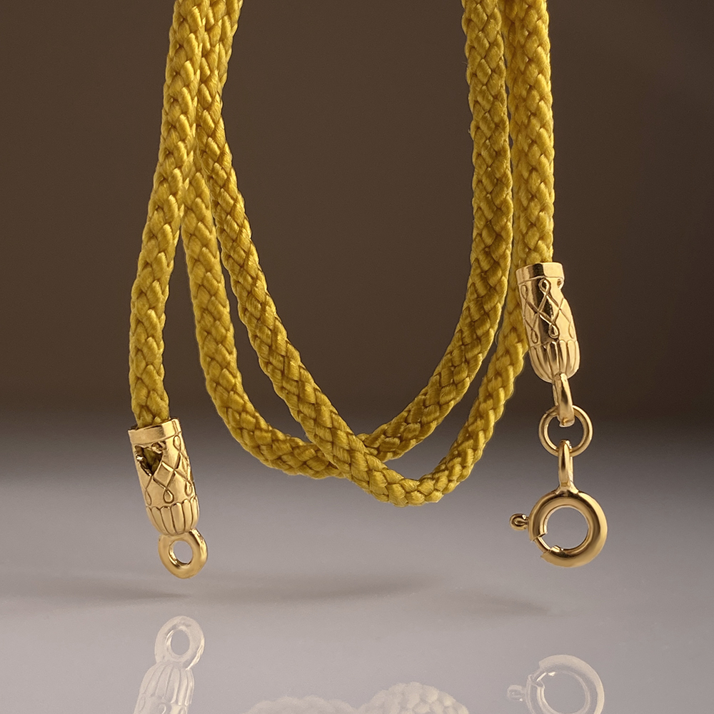 Шнурок на шею золотистый
