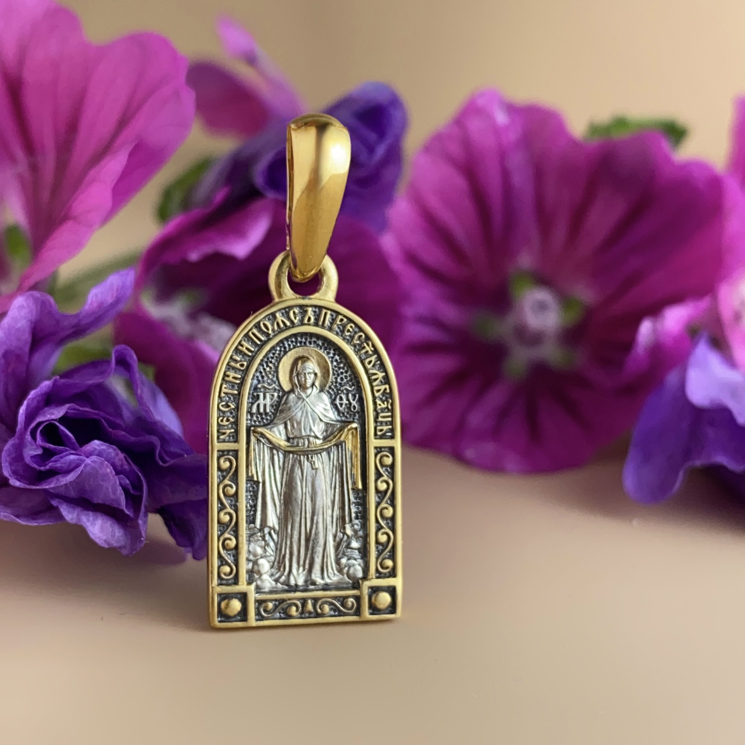 Нательная икона Божьей Матери «Покров» ПД52 серебро/золочение